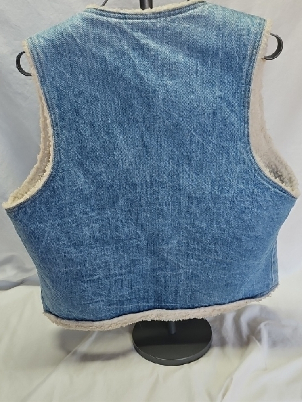 Vintage Levis Denim Sherpa-Lined Vest in Light Blue - Picture 5 of 5